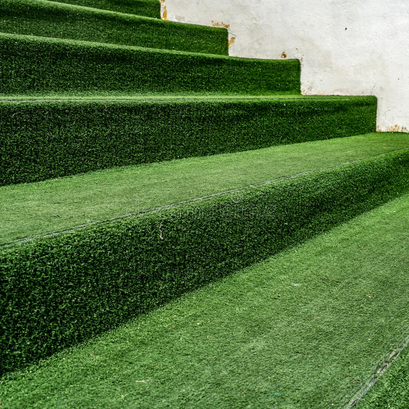 Artificial-grass-flooring-for-steps